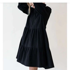 Klänning  - Säljer denna fina klänning från gauhar helsinki i storlek xs/s den är helt ny med lapparna kvar nypris 2167kr men säljer för 1000kr men går att diskuteras 