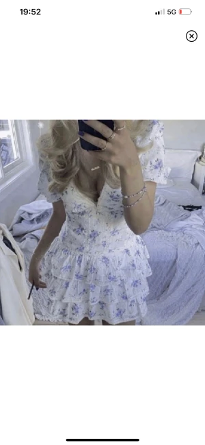 Zara klänning - Intresekoll på min jättefina sommarklänning som aldrig är använd. Lappen sitter kvar. Säljer då jag tycker de är för kort för mig som är 173. Om någon har denna i M eller L hade jag väldigt gärna byt med någon. Men annars säljer jag den💓