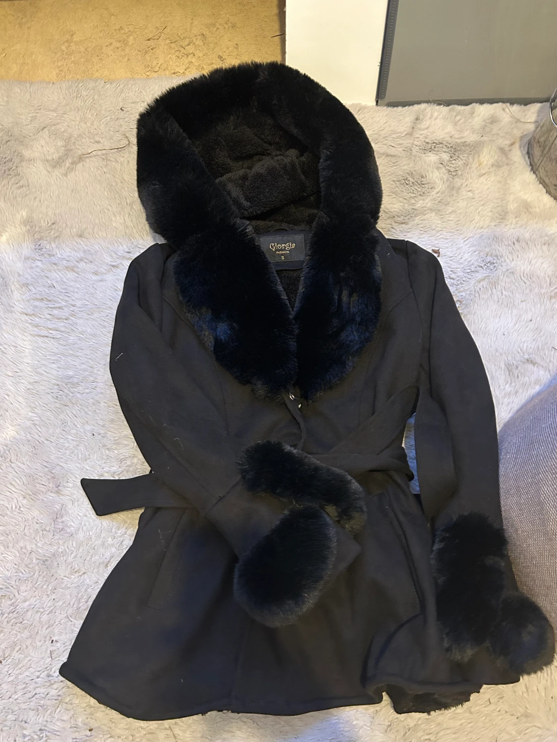 Svart kappa med päls