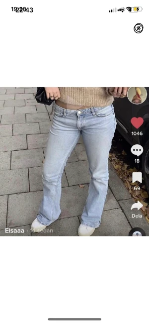 Zara lågmidjade jeans - Säljer dessa slutsålda lågmidjade jeans från zara i storlek 40 (passar både 38 och 40) använda ett fåtal gånger💗  (Lånade bilder)