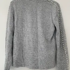 Mysig tröja från H&M i storlek XS💘bra skick med pärlor på sidan❤️köpare står för frakt!