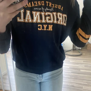 Enkel tröja - Gör mig av med lite kläder💕 Fin tröja strl M men mer som S/XS Jag är 160 och xs/34 i storlek. Köparen står för frakt och jag kan även mötas upp.