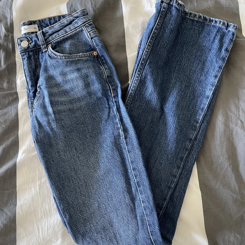Jeans från Ginatricot. Säljer eftersom dom är alldeles för små! Kan tyvärr inte skicka bild med den på eftersom att dem är för små! Fint skick. Tryck inte på köp nu.. Jeans & Byxor.