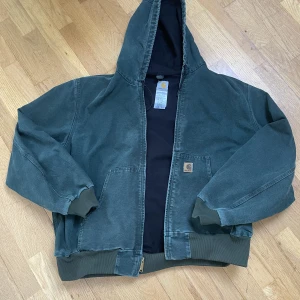 Carhartt  - Hej! Jag säljer en trogen jacka som funkat i alla väder. En Carhartt aktive jacka. Jag säljer den då den blivit för stor för mig. Jag köpte den på tradera för ett år sedan. Finns i Stockholm men kan också skicka! 