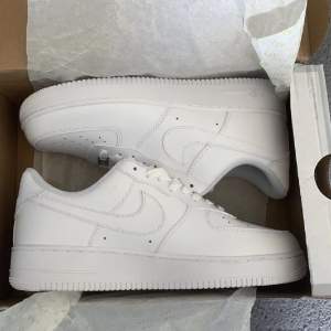 Säljer mina Nike Air Force 1 då jag har flera skor hemma som så jag tänkte rensa lite, knappt använda helt nya utan några skador. 