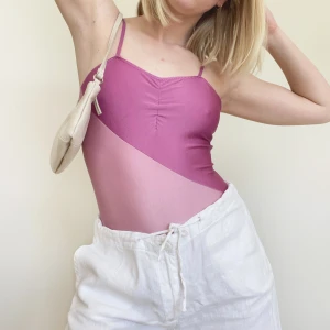 Retro body  - En retro body i colorblocking. Passar strl XS. Den är fläckig längs ena höften men inget som syns när man har byxor på sig. Kan skicka bild vid intresse. Se även mina andra annonser, 3 för 2 på allt! 