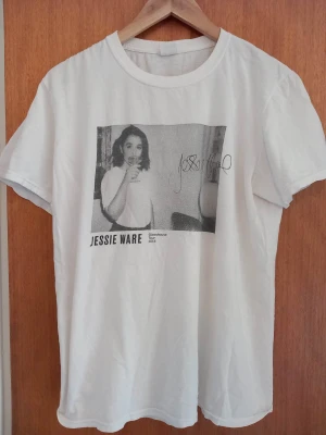 Jessie Ware tshirt - Två små fläckar