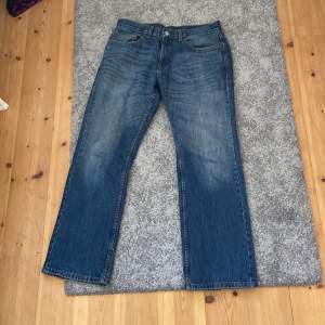 Mörkblå Baggy jeans från Levis. Storlek W32 L30. Köpa på Betond Retro❤️ Pris kan diskuteras💖