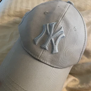 Keps från New era  - New era keps köpt för några årsen. Använd fåtal gånger!