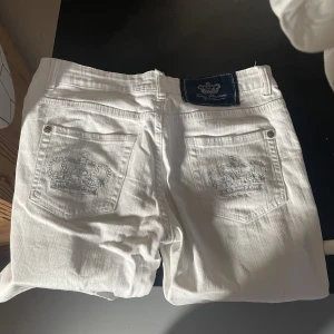 Victoria Beckham jeans  - Vita Victoria Beckham jeans. Storlek 32 & bootcut     finns enstaka märken på dom