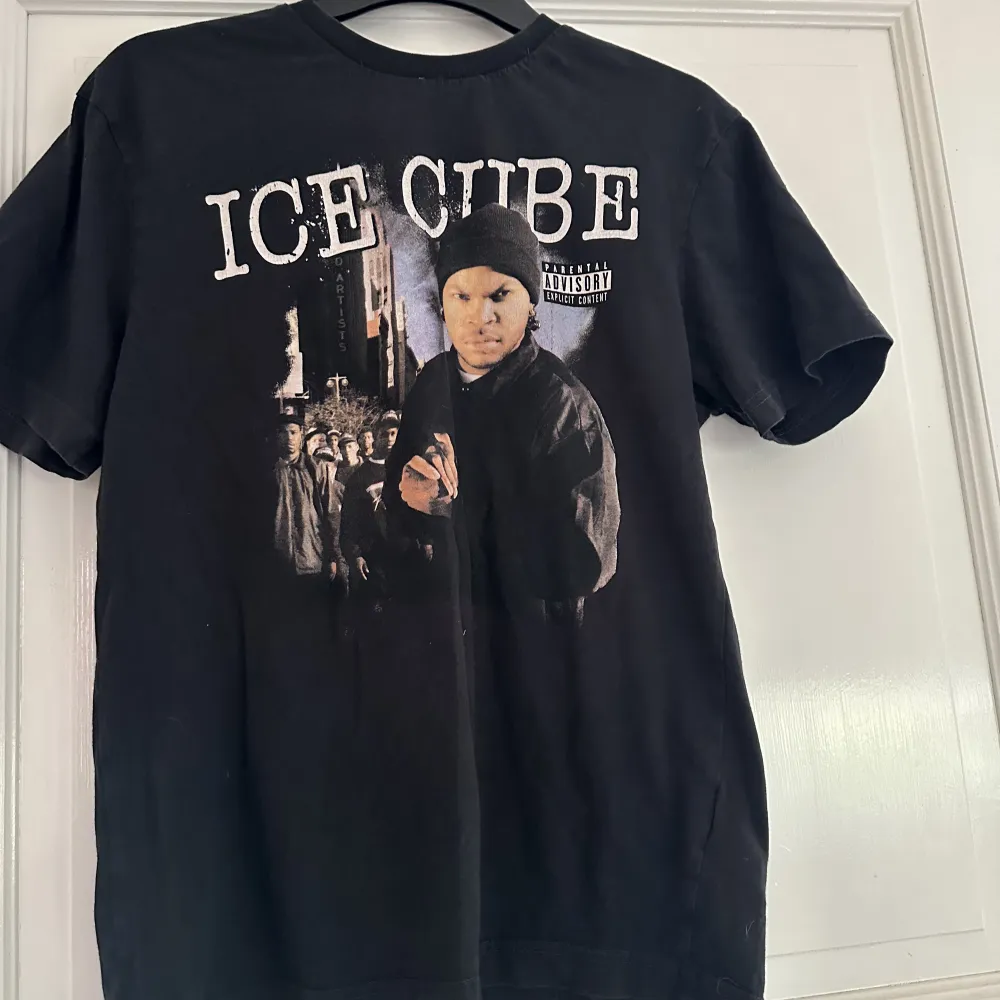 En jätte fin Ice Cube tröja till alla älskare där ute. Inget fast pris🩵. T-shirts.