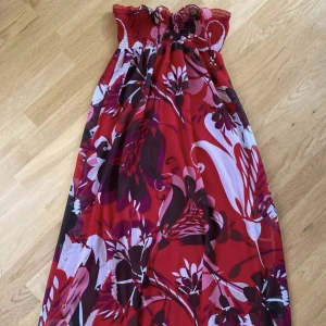 maxiklänning - en sjukt fin somrig maxiklänning!! allt från en stor M-XL