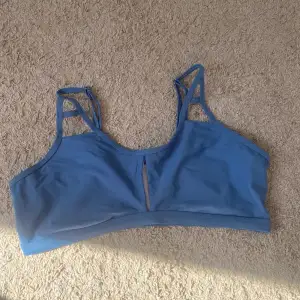 Blå bikiniöverdel från SHEIN som inte används. 