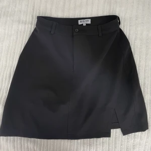 Madlady kjol - Snygg kjol med slits där framme