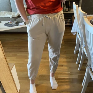 Beigea mjukisbyxor - Beigea mjukisbyxor från hm i Stl M Lite noppriga mellan benen och uppe vid midjan 