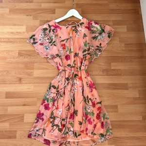 Rosa klänning med blommor  - Rosa klänning med blommor 