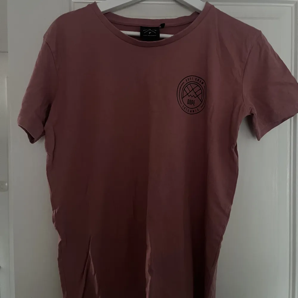 Säljer denna dope t-shirt i storlek 34, använd fåtal gånger så fint skick. Köparen står för frakten💕. T-shirts.