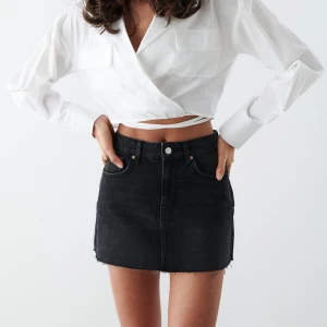 Jeanskjol från Gina  - Säljer denna jeanskjol från Ginatricot som tyvärr inte passar, sparsamt använd! 