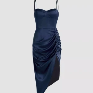 Marinblå satinklänning - Superfin marinblå satinklänning i strl XS. Säljes då det blev fel strl. Aldrig använd 