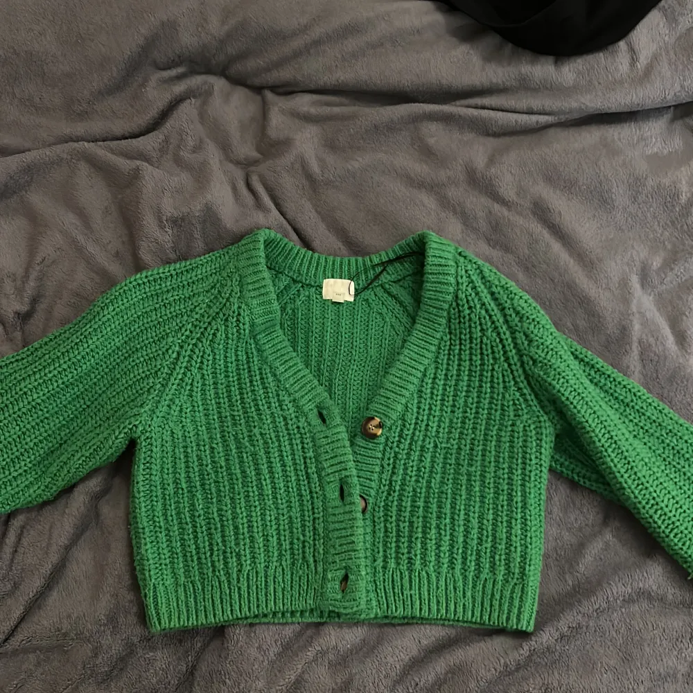 Please text me only in English, I don’t speak Swedish. Green very pretty sweater from H&M. I wore it only few times so the condition is perfect. It’s very warm.. Tröjor & Koftor.