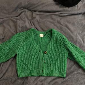 Please text me only in English, I don’t speak Swedish. Green very pretty sweater from H&M. I wore it only few times so the condition is perfect. It’s very warm.