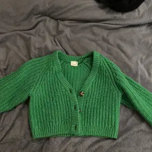 Please text me only in English, I don’t speak Swedish. Green very pretty sweater from H&M. I wore it only few times so the condition is perfect. It’s very warm.