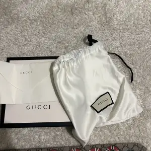 Tja! Säljer mitt Gucci bälte i bra cond 8/10. Size:95. Nypris:2600. Mitt pris:2200 eftersom det inte säljs längre och nästan omöjligt att få tag på!!!