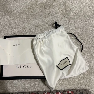 Gucci bälte beige snake monogram - Tja! Säljer mitt Gucci bälte i bra cond 8/10. Size:95. Nypris:2600. Mitt pris:2200 eftersom det inte säljs längre och nästan omöjligt att få tag på!!!