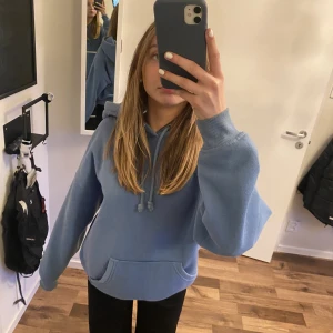 Blå hoodie - Denna blåa hoodie kommer ifrån BikBok. Den är i storlek xs men oversized. Tröjan är i nyskick då den knappt är använd 