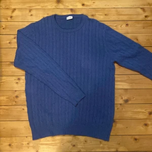 John Henric tröja - En kabelstickad John Henric tröja. Nypris ligger nånstans runt 1500. Skick 9/10 eftersom den bara har testats. Säljer på grund av för stor som man ser på sista bilden.