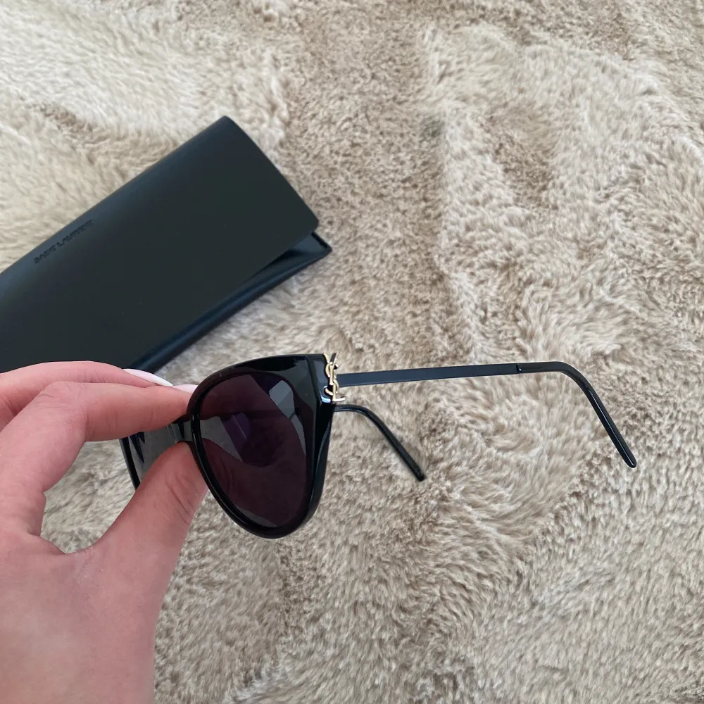 Äkta solglasögon från Yves Saint Laurent. Accessoarer.