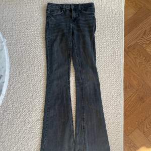 Lågmidjade jeans ifrån zara i grå. Storlek 34! 