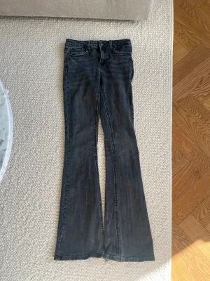 Lågmidjade grå jeans  - Lågmidjade jeans ifrån zara i grå. Storlek 34! 