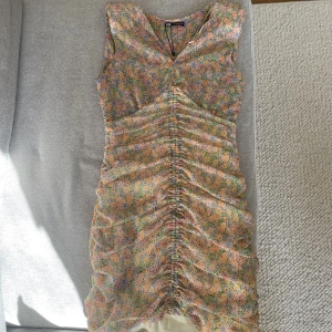 Blommig klänning  - Blommig klänning ifrån Zara i storlek S. Som ny!