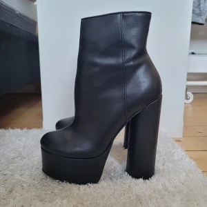Svarta Asos Boots - Höga boots från asos i nysick.