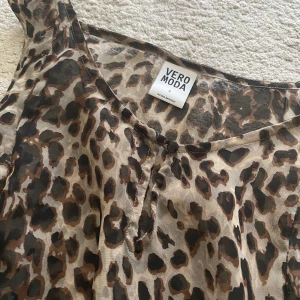 Blus  - Fin blus med Leopardmönster