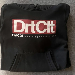 DirtCült - Säljer även denna Dirt Cült hoddie pga jag använder den inte mer storlek S säljer för 200+frakt. Inga skador, bra skick. Inte använd jättemycket💗