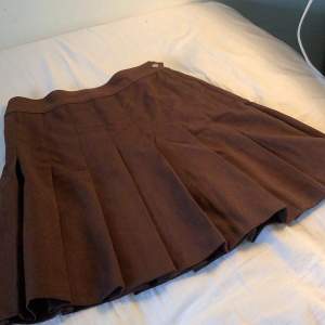 Brun kjol köpt från divided h&m i storlek 32/XS💞💞 Tror it att jag har använt en enda gång