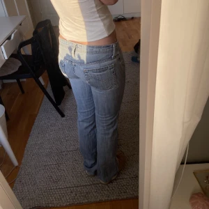 Låhmidjade jeans  - Vintage lågmidjade jeans i superbra skick. Storleken är W26 L34 och skulle säga att de passar som XS.  Startar budgivning om det är många intresserade!