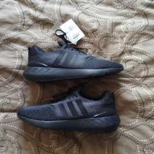 Adidas skor - Jätte jätte bekväma, väldigt bra sulor och tyg. Hållbart. Kostade 1500. Är grå svarta.