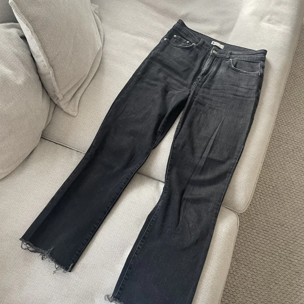 Ylva kick flare jeans från Gina tricot! Köpta för 499kr.  I använt skick! . Jeans & Byxor.