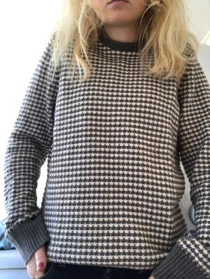 Stickad tröja - Jag har ärvt tröjan av min bror. Den är i väldigt bra skick. 100% bomull.