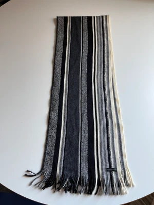 Christensen halsduk randig - Knappt använd New wool 130cm