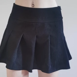 Kjol  - Ny med lapp kvar. Super fin kjol i manchester tyg. 