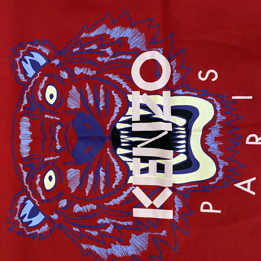 Säljer en oanvänd äkta kenzo T-shirt i en snygg röd färg! . T-shirts.