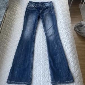 Miss me bootcut jeans  - Använda 2 ggr Inprincip nyskick. Köpta för 1900 säljer för 1000. Innerbenslängd: 85 Midja: ca 33 tvärs över 