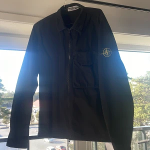 Stone island overshirt - Snygg Stone Island overshirt som jag nästan aldrig använt. Så gott som ny!