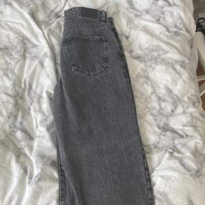 Raka jeans från Gina i ”tvättat” grå. Dessa är som nya, dock är de lite uppsydda så passar perfekt om du är mellan 160-165. Nypris på dessa är 599 kr. 