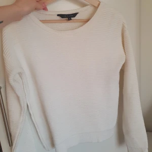 Vit tröja - Vit tröja från Newlook i storlek 8( ca storlek 36). Köpt för många år sedan och använd många gånger men är fortfarande i gott skick.  Möts upp i Örebro, annars står köparen för frakten.