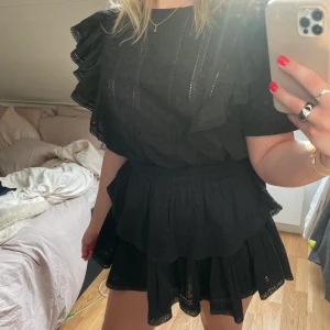 Love shack fancy klänning  - Love shack fancy klänning Natasha dress black. Nypris 4400kr, inga spår av användning